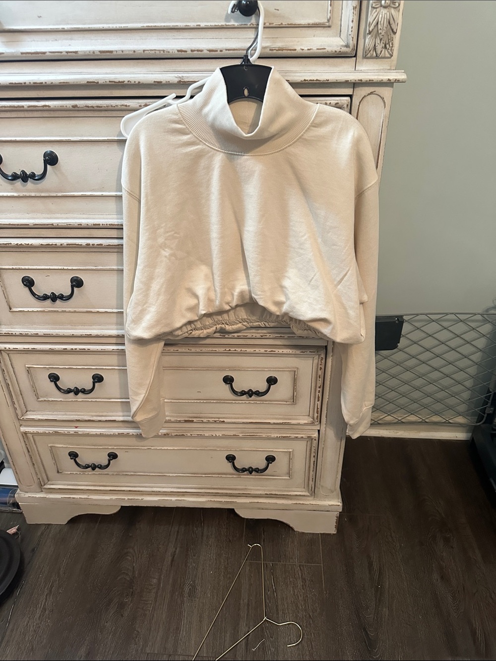 Cropped Turtleneck Sweatshirt in Cream